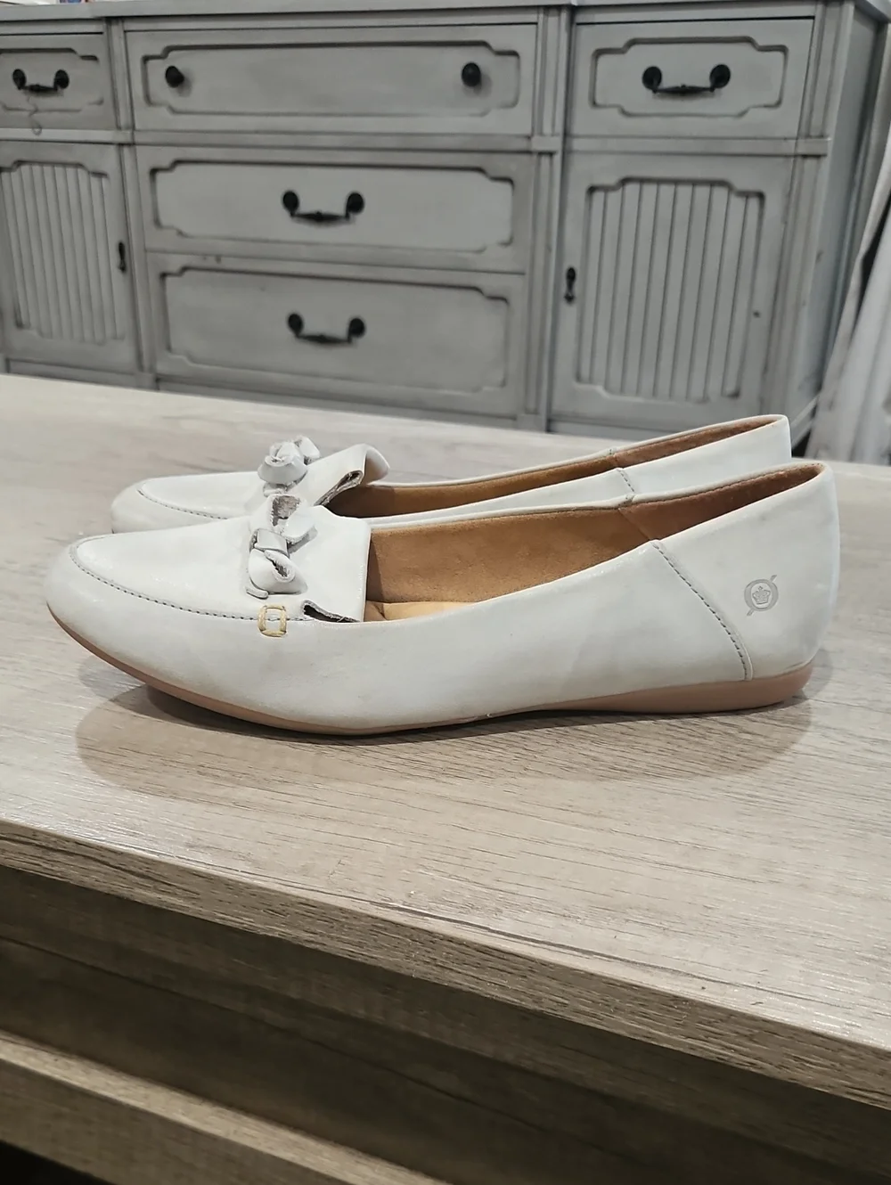 Born Women's White Leather Bow Slip-On Loafers size 7.5